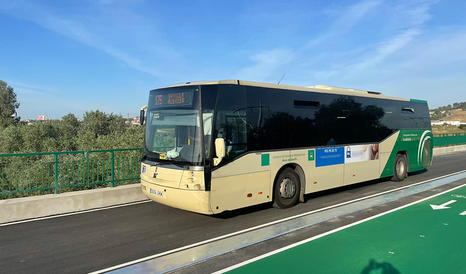 Un autobús del Consorcio Metropolitano de Transportes de Sevilla, a su paso por el puente de la Señorita, desde dónde parte el carril BUS-VAO proyectado desde la isla de la Cartuja hasta Camas y Castilleja de Guzmán.